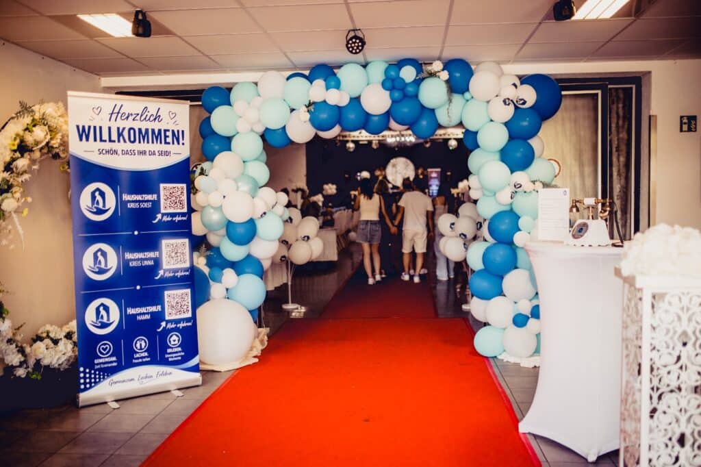 Sommerfest der Haushaltshilfe Hamm: Empfang mit Ballonbogen und rotem Teppich in der Bördelandhalle Welver